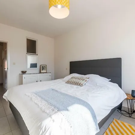 Modern With Free Parking Apartment *